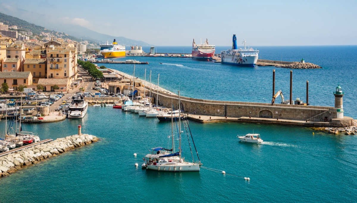 Fähre im Hafen von Ajaccio