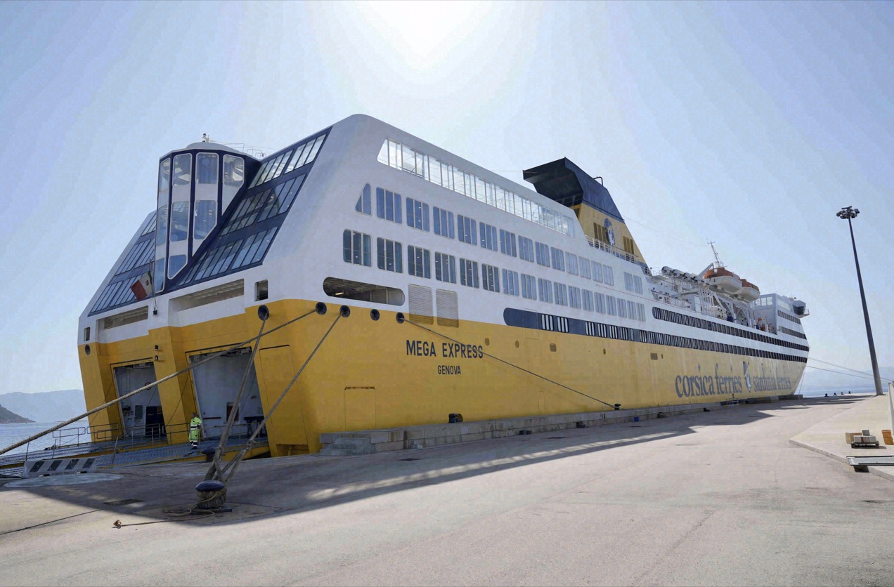 Corsica-Ferries-Fähre Mega Express im Hafen von Bastia